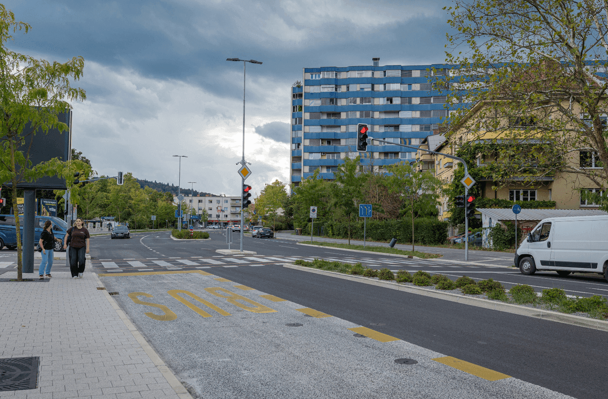 Novo betonirano avtobusno postajališče v Ljubljani